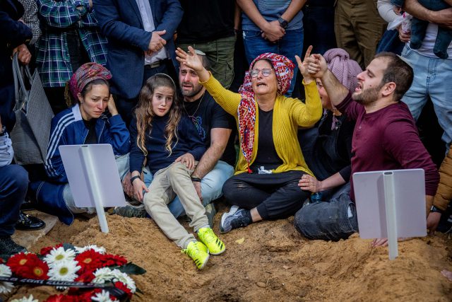 בחייהם ובמותם: הלל ויגל נטמנו בהר הרצל | תיעוד