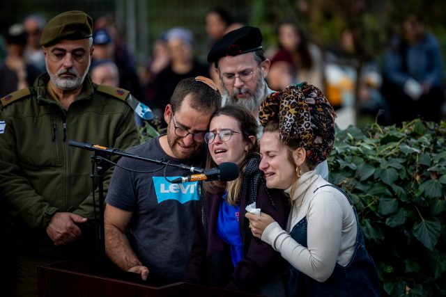 בחייהם ובמותם: הלל ויגל נטמנו בהר הרצל | תיעוד