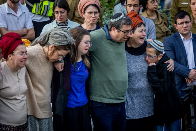 בחייהם ובמותם: הלל ויגל נטמנו בהר הרצל | תיעוד