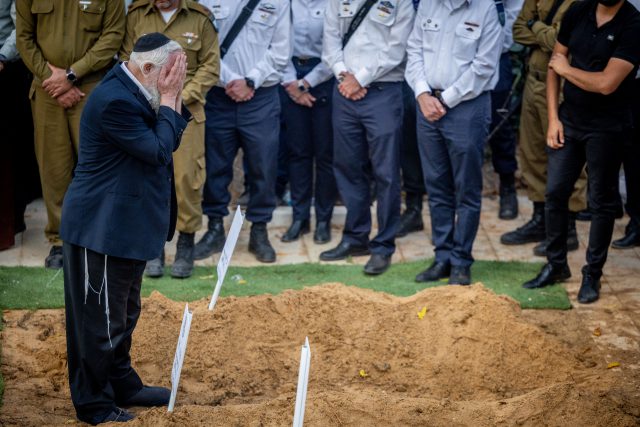 בחייהם ובמותם: הלל ויגל נטמנו בהר הרצל | תיעוד