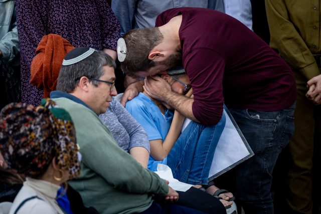 בחייהם ובמותם: הלל ויגל נטמנו בהר הרצל | תיעוד