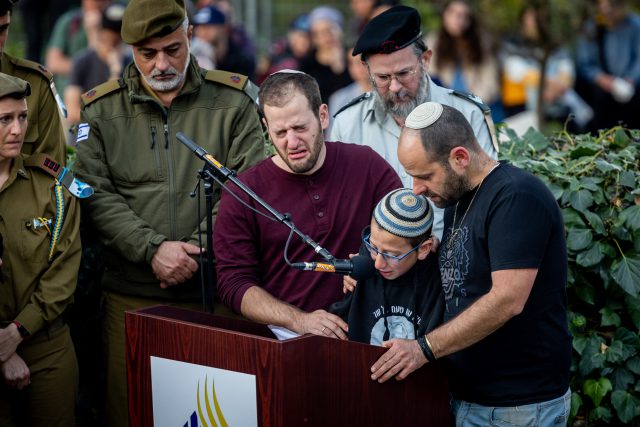 בחייהם ובמותם: הלל ויגל נטמנו בהר הרצל | תיעוד