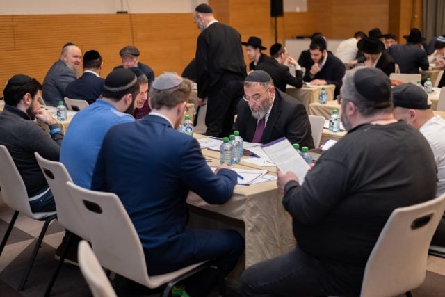 בכיכר האדומה: אוליגרכים ובני ישיבות למדו תורה