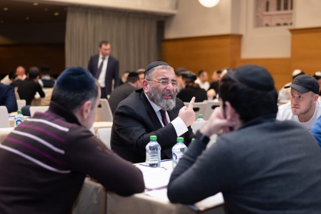 בכיכר האדומה: אוליגרכים ובני ישיבות למדו תורה