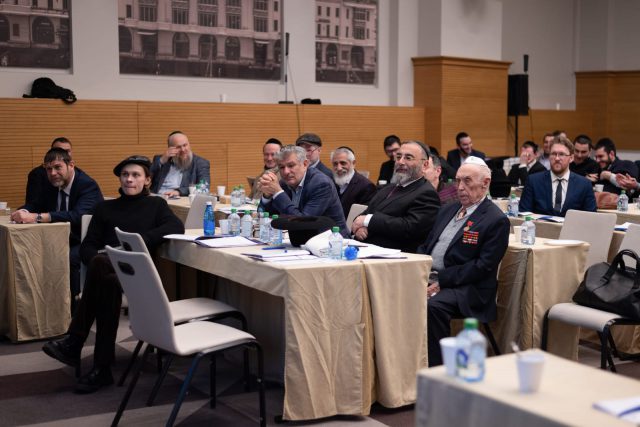 בכיכר האדומה: אוליגרכים ובני ישיבות למדו תורה