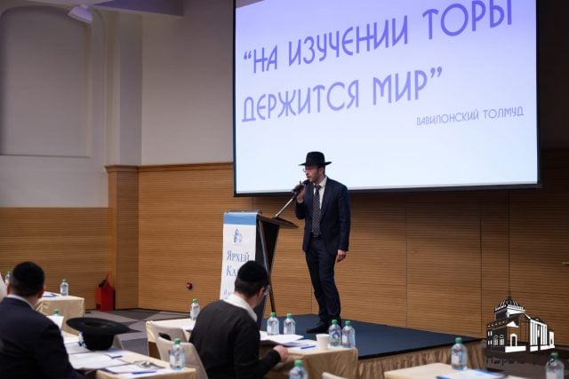 בכיכר האדומה: אוליגרכים ובני ישיבות למדו תורה
