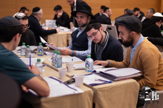 בכיכר האדומה: אוליגרכים ובני ישיבות למדו תורה