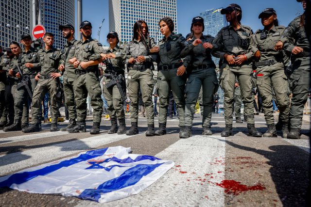 עשרות נעצרו, מפגין איבד אוזן: 'יום השיבוש' בתמונות