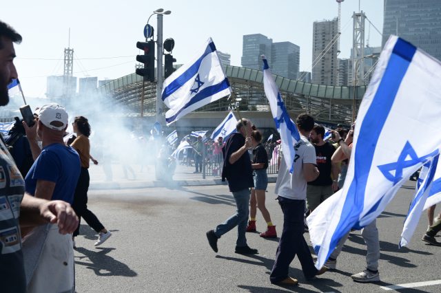 עשרות נעצרו, מפגין איבד אוזן: 'יום השיבוש' בתמונות