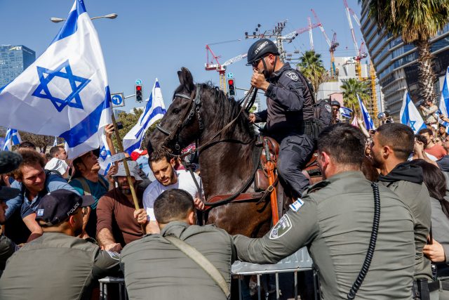 עשרות נעצרו, מפגין איבד אוזן: 'יום השיבוש' בתמונות