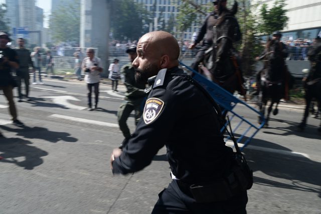 עשרות נעצרו, מפגין איבד אוזן: 'יום השיבוש' בתמונות