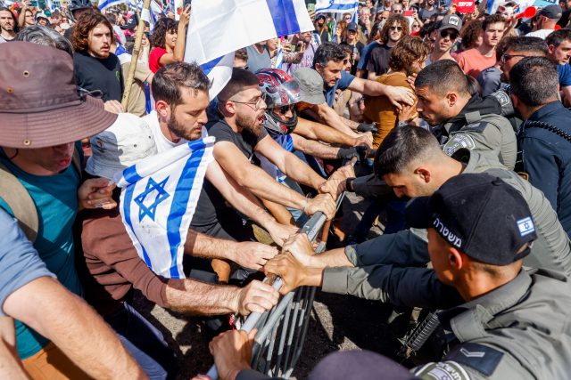 עשרות נעצרו, מפגין איבד אוזן: 'יום השיבוש' בתמונות