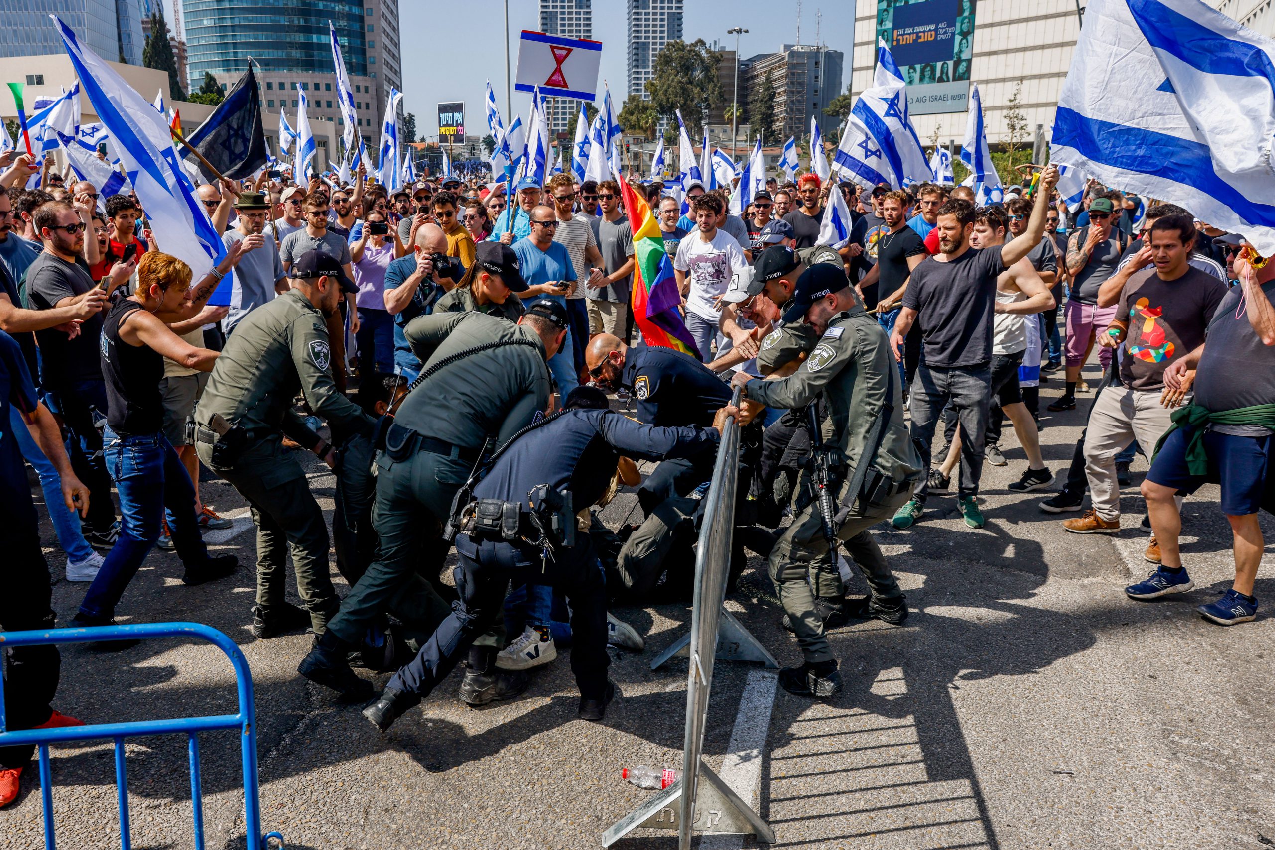 כתב אישום: 5 שוטרים השליכו רימוני הלם בהפגנה