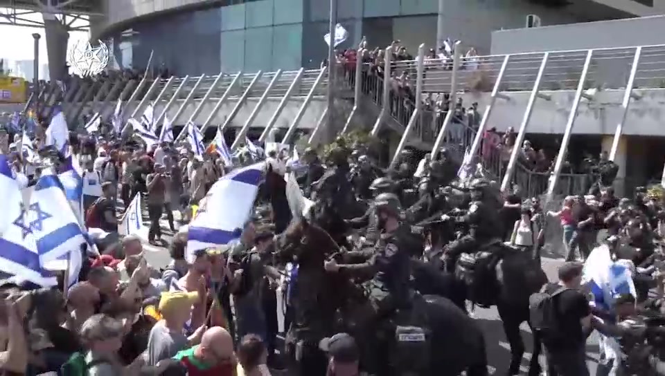 בסוסים ורימוני הלם: כך נראה פינוי המפגינים באיילון
