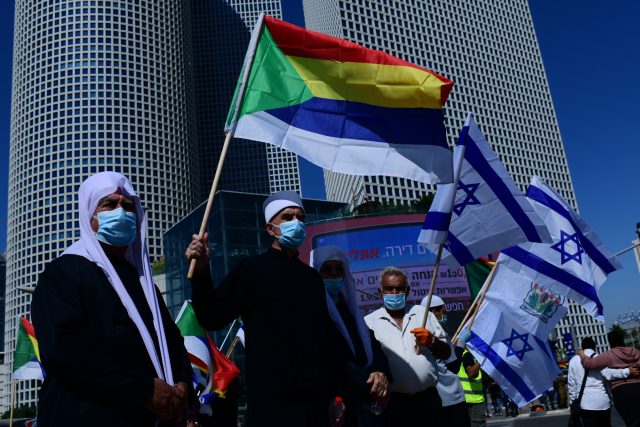 דרוזים מפגינים עם הדגל הדרוזי ודגלי ישראל