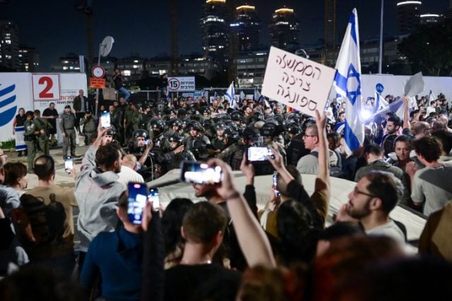 המפגינים מול המספרה