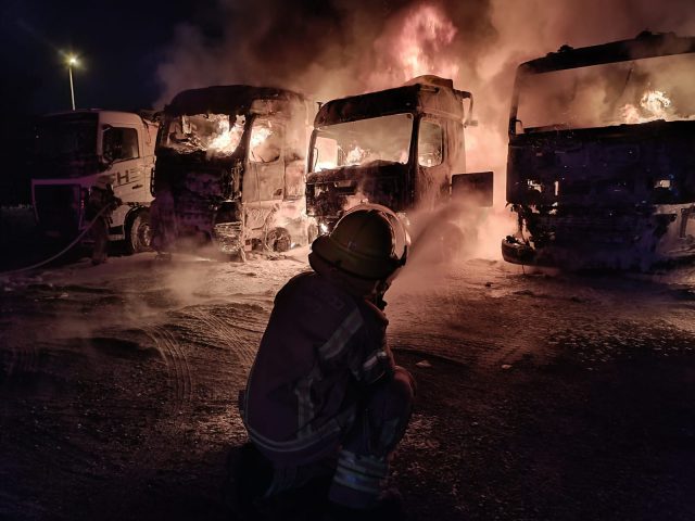 רמלה: חניון משאיות הועלה באש; נזקים במיליונים