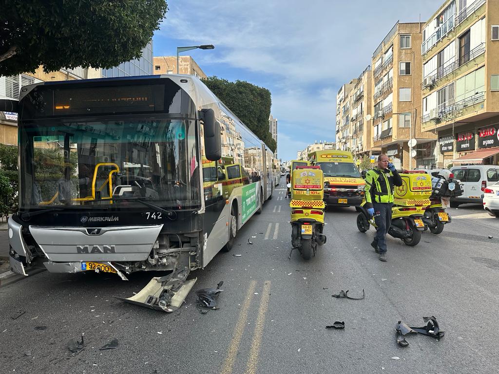 רוכב אופנוע נפגע מאוטובוס: מצבו בינוני