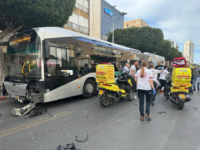 בת ים: רוכב אופנוע דרס 2 ילדים ונפגע מאוטובוס