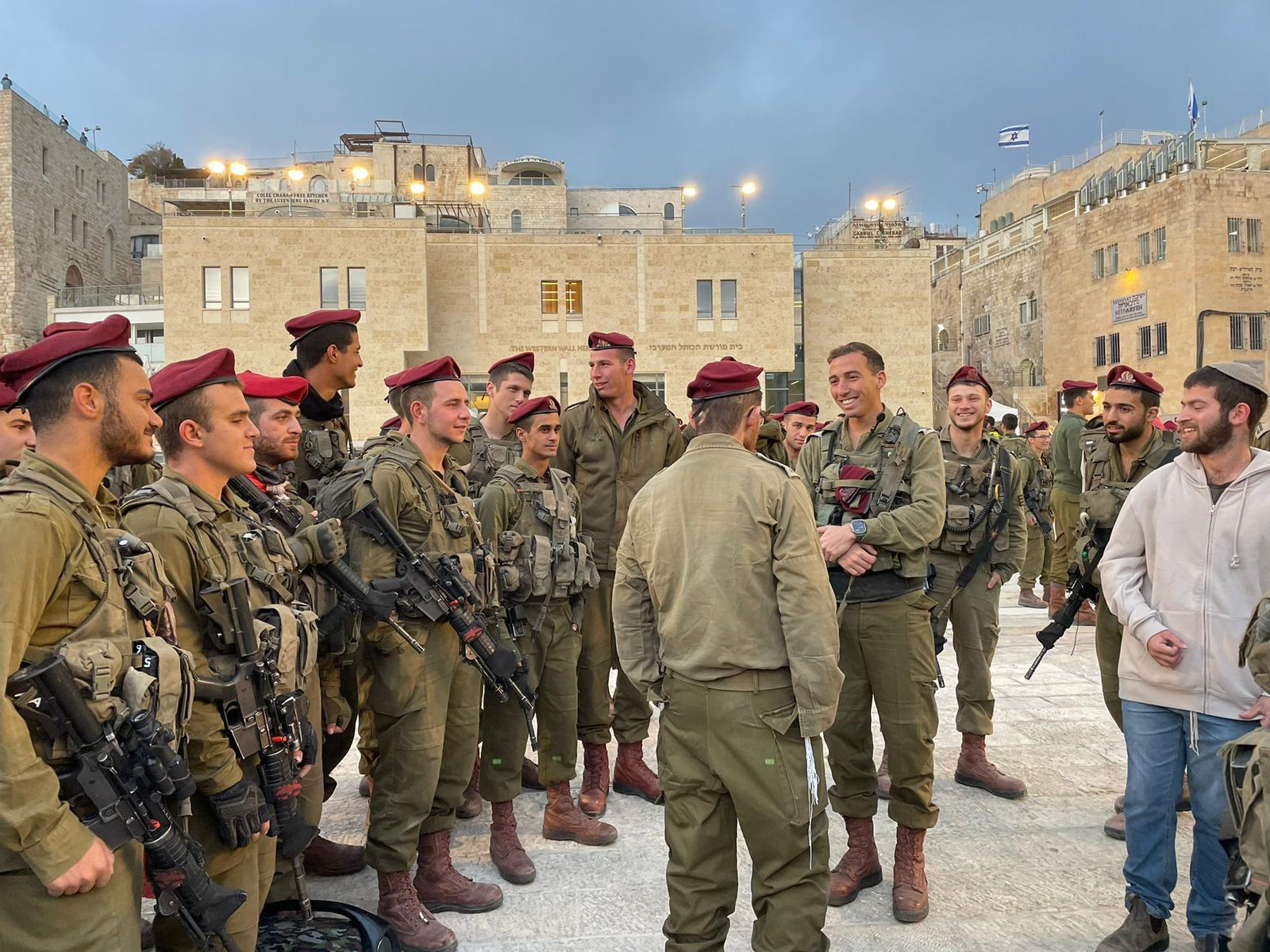מרגש: קצין הצנחנים שנפצע אנוש בעיר דוד השתחרר