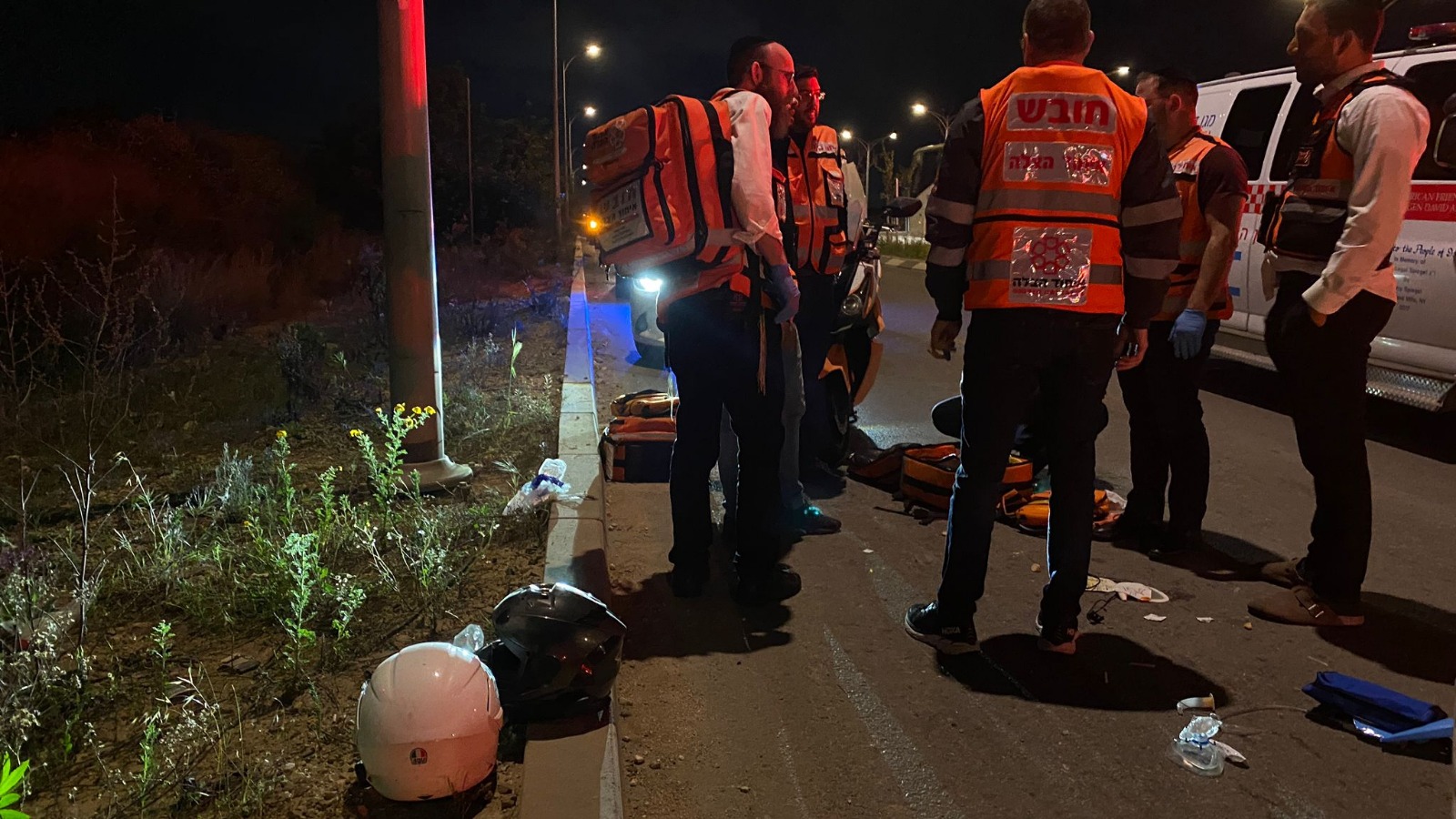 פעולות החייאה ברוכב אופנוע שהחליק בחריש
