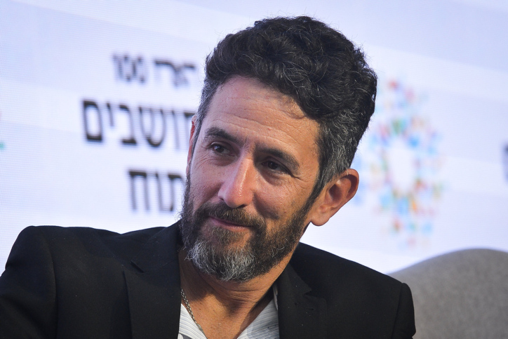 בגלל ציוץ: שוטרים הגיעו לביתו של אורי משגב. צפו