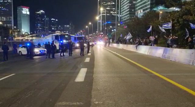 המשטרה חסמה את איילון כדי לפזר את המפגינים. צפו