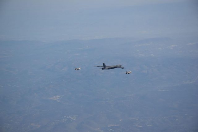 תמונת היום: מטוסי F-16 מלווים מפציץ B-52