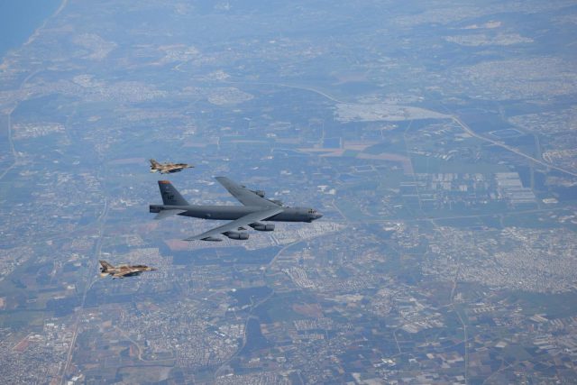 תמונת היום: מטוסי F-16 מלווים מפציץ B-52