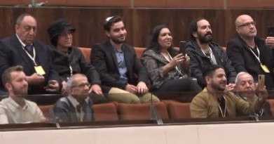 צפו: נתניהו ריגש את משפחתו של חבר הכנסת