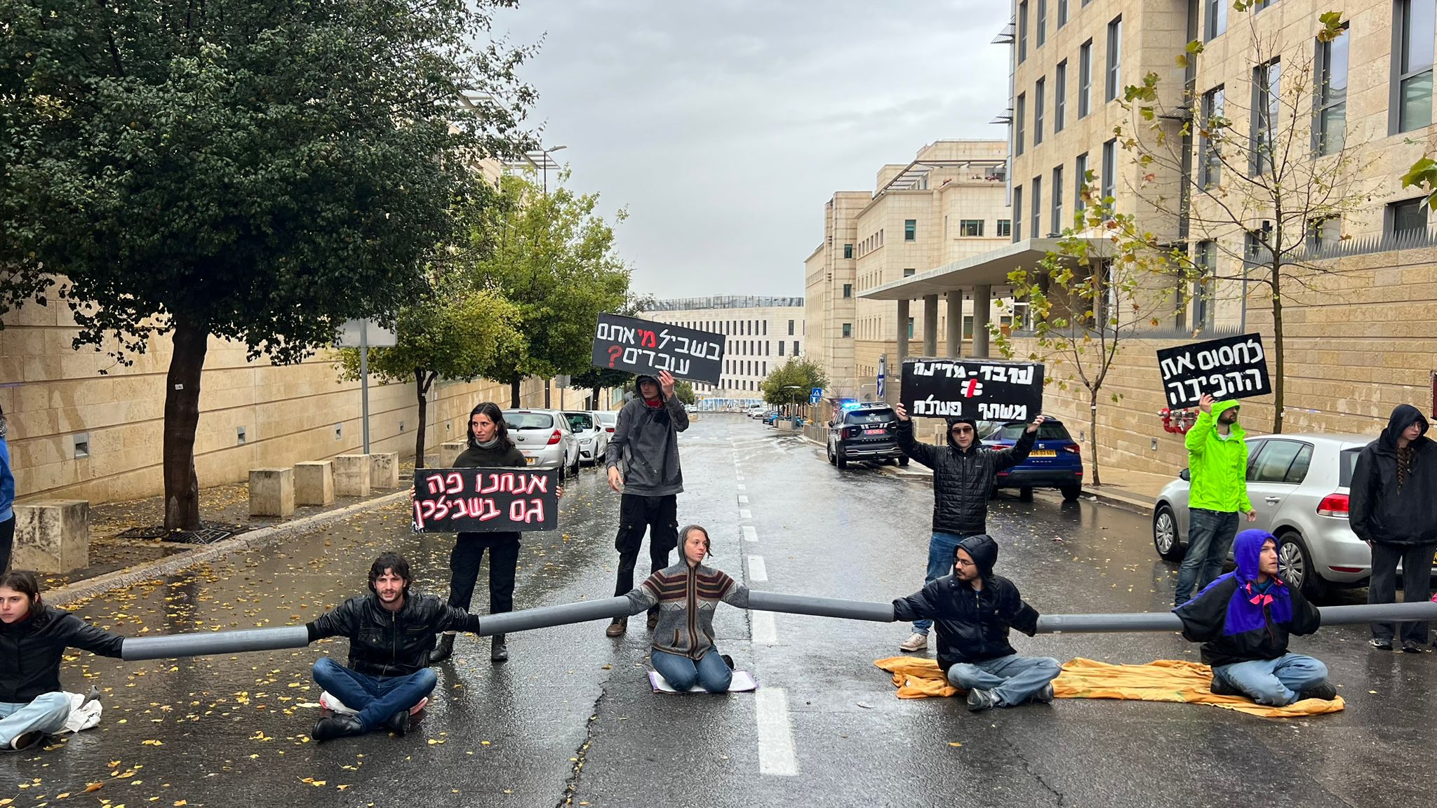 מפגינים קשרו את עצמם וחסמו את משרדי הממשלה