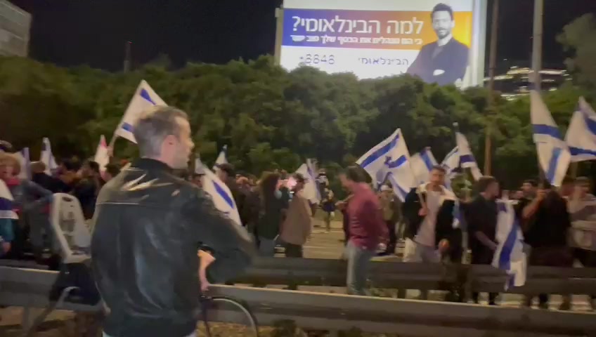 פרשים ומכ"תזית: צפו בפינוי המפגינים שחסמו את איילון