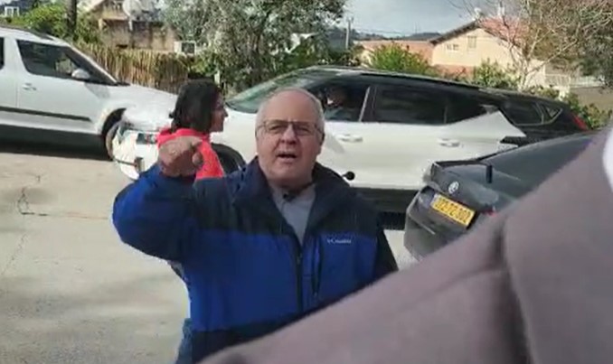 מפגינים הקיפו את בן גביר באמצע הרחוב. צפו