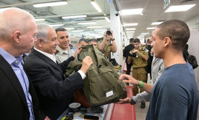 נתניהו וגלנט מחלקים ציוד למתגייסים