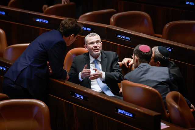 כועס וזועם על ההפסד לפי שעה לגלנט, אבל לא מראה את זה. יריב לוין