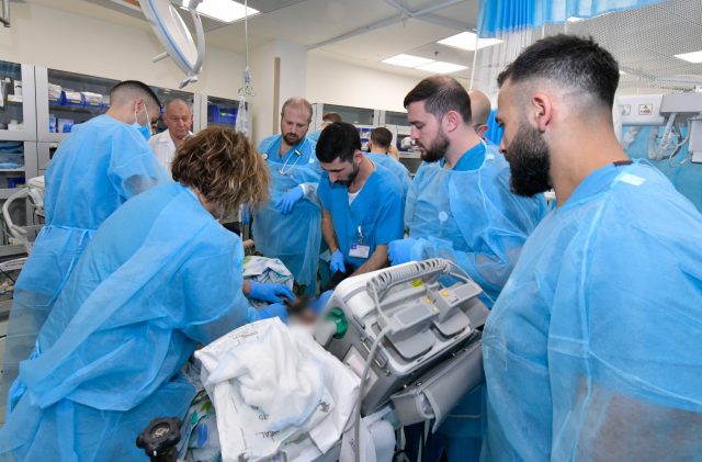 אחד החיילים הפצועים בעת קבלת טיפול
