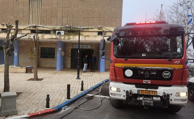 נזק כבד למקום: חשד להצתה בבניין עיריית צפת