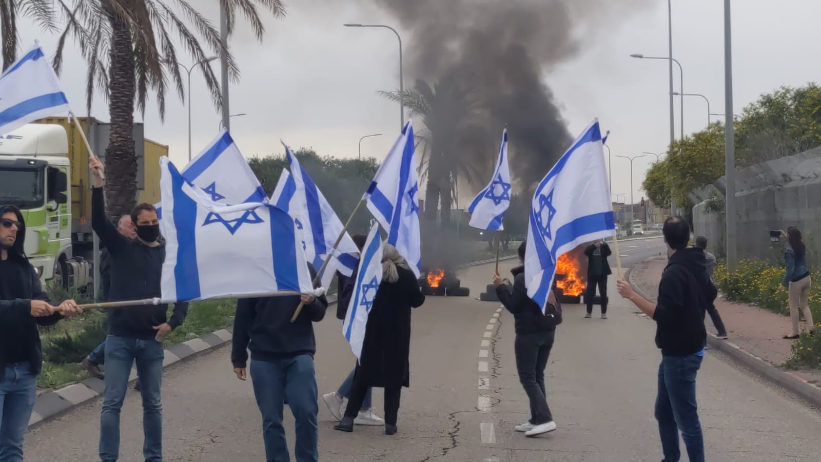 יום השיתוק הלאומי התחיל: מפגינים הדליקו צמיגים