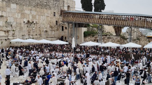 תפילה לאחדות עם ישראל בכותל המערבי (הקרן למורשת הכותל)