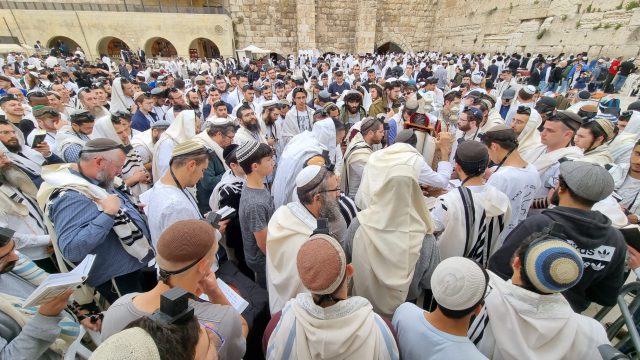 תפילה לאחדות עם ישראל בכותל המערבי (הקרן למורשת הכותל)