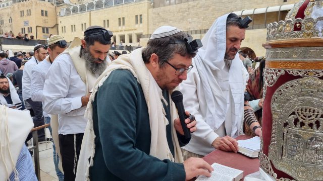 שלום יניב בכותל המערבי (הקרן למורשת הכותל)