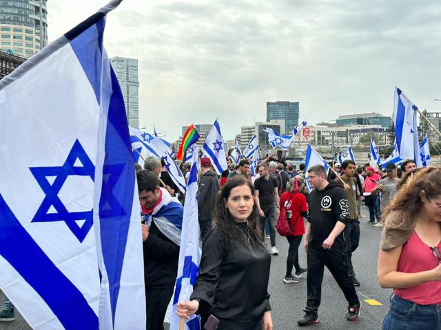 בין חוסמי הכביש גם ח"כ נעמה לזימי מהעבודה (דוברות)