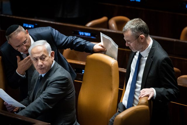 נתניהו עם שר המשפטים יריב לוין בכנסת, היום
