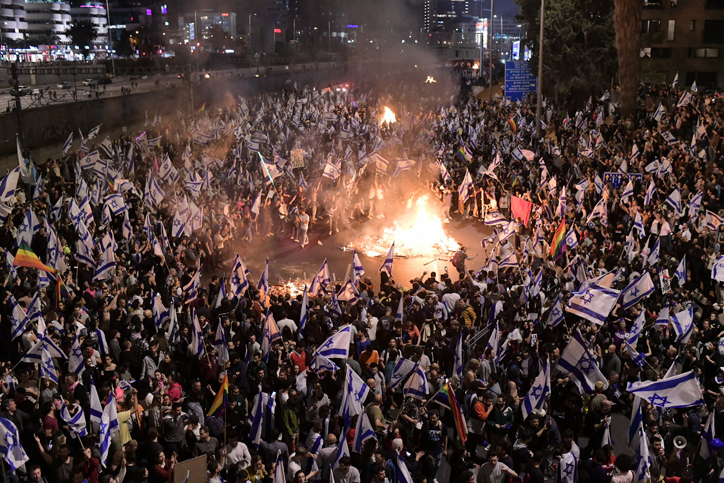 המדינה במחאה: נתניהו שוקל לעצור את החקיקה