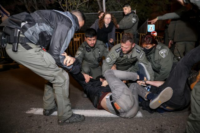 המדינה במחאה: נתניהו שוקל לעצור את החקיקה