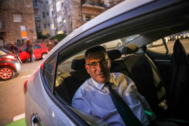 נציג נתניהו לשיחות: "אני אופטימי, מקווה שיהיה טוב"