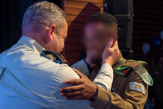 אלוף פיקוד הדרום עם סמל ראשון ג'