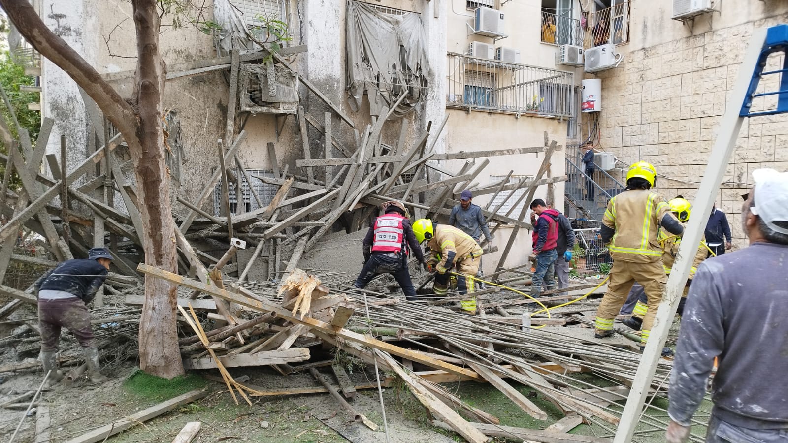 מודיעין עילית: פיגומי באתר בנייה קרסו – במקום לכוד
