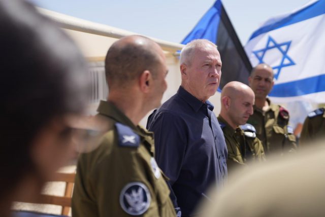 גלנט עם הלוחמים בדרום