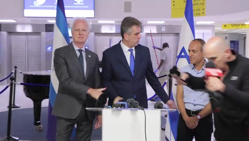 לצד השגריר: השר אלי כהן ביקר את פצוע הפיגוע בת"א